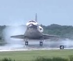 STS-105 Discovery landing at KSC