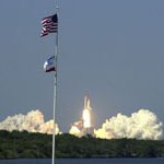 STS-105 launch (NASA/KSC)