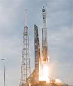 Atlas 5 launch of LRO (NASA/KSC)