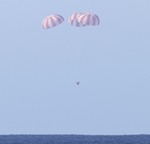 Dragon capsule descends towards splashdown on maiden flight (SpaceX)