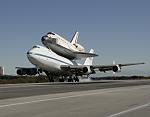 STS-126: 747 and Endeavour land at KSC (NASA/KSC)
